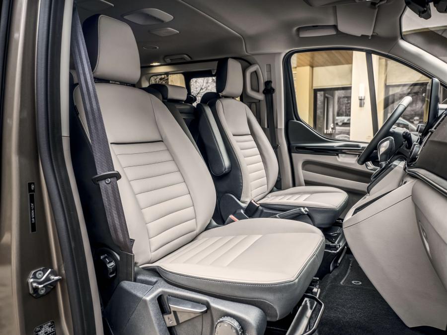 Интерьер Ford Tourneo Custom LWB 2017 года  (WW) (фото 2 из 14)